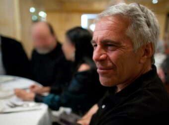 Σάλος με την υπόθεση Έπσταϊν: Είναι ζωντανός ο διαβόητος χρηματιστής; – Οι «μαρτυρίες», τα βίντεο και η αλήθεια