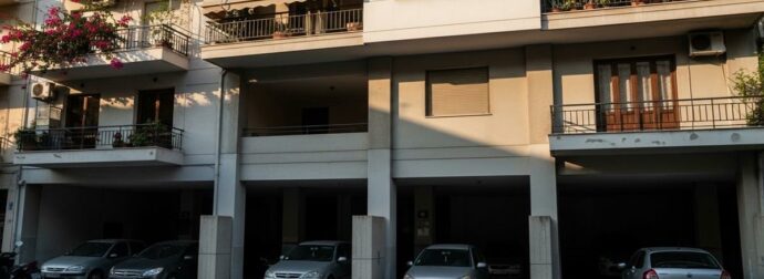 Πυλωτή πολυκατοικίας: Τι ορίζει ο νέος ο νόμος για την ιδιοκτησία των θέσεων στάθμευσης