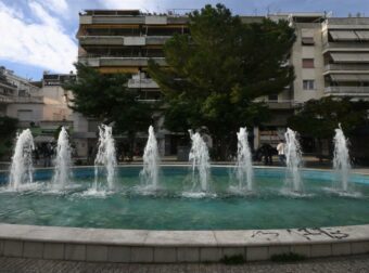 «Είπα ψέματα ότι είμαι γιατρός για να με αφήσουν να της κάνω ΚΑΡΠΑ» – Τι λέει ο άνδρας που προσπάθησε να σώσει το κοριτσάκι – «Το παιδί έβγαλαν από το σιντριβάνι άλλα άτομα και όχι ο πατέρας»