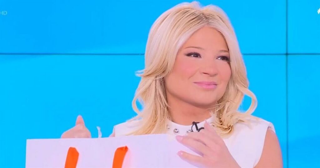 Φαίη Σκορδά: Απανωτές οι σπόντες για τον γάμο της από τους συνεργάτες της – «Τι είναι; Το πέπλο είναι;»