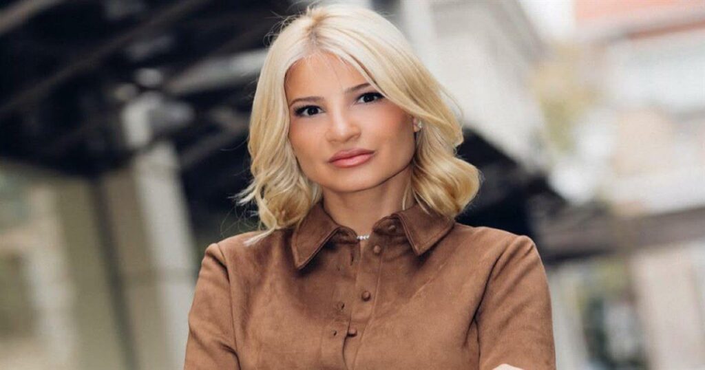 Οι μπότες της Φαίης Σκορδά είναι οι μόνες που θα χρειαστείς τη μεταβατική περίοδο