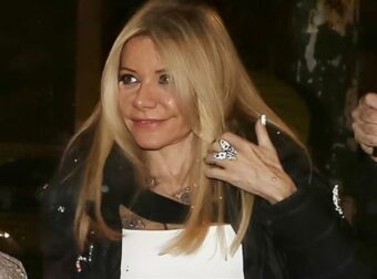 Μαριάννα Λάτση: 72 και… πατάει 20αρες – Η εκκεντρική εμφάνισή της στο Κέντρο Αθηνών για την ταινία «Μελάνια»