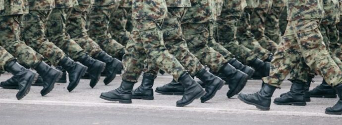 Η θητεία δεν αλλάζει τυχαία: 10 εβδομάδες η εκπαίδευση, 100 ευρώ η αποζημίωση για παραμεθόριο – Τι θέλει να πετύχει ο στρατός