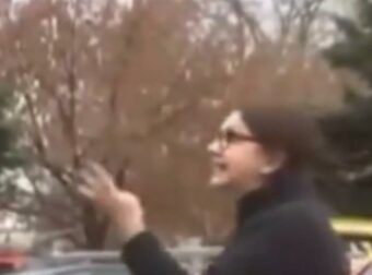 «Δεν ντρέπεστε λίγο, 5 νεκρές…» – Γυναίκα απέναντι στους εργαζόμενους της Βιολάντα που χειροκροτούσαν τον ιδιοκτήτη