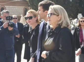 Συγκίνησε η Λένα Παπαληγούρα: «Ο πατέρας μου έφυγε κρατώντας το χέρι της συντρόφου του, η ανακουφιστική φροντίδα δεν είναι πολυτέλεια»