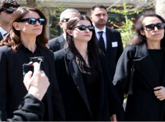 Δημήτρης και Μελίνα Δασκαλοπούλου: Ποια είναι τα δύο εγγόνια της Μαρινέλλας – Οι τραγικές φιγούρες στην κηδεία της