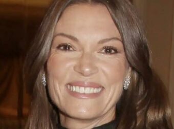 Μαμά και κόρη μοιάζουν πολύ: Η Βίκυ Καγιά σε σπάνια κοινή εμφάνιση με τη μητέρα της, Αλεξάνδρα