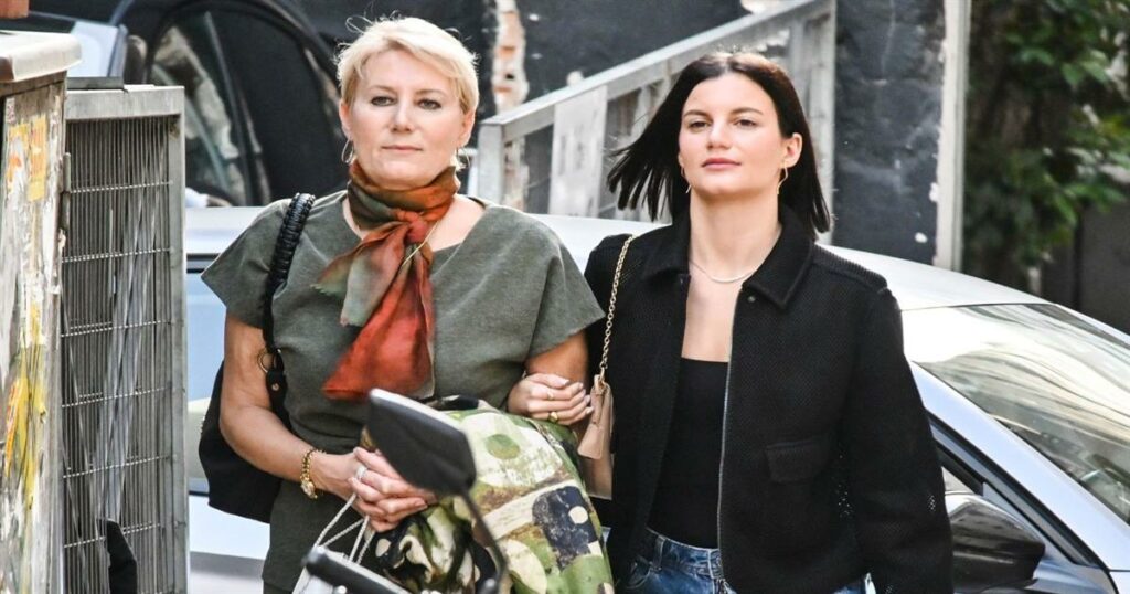 Νατάσα Παζαΐτη – Αλίκη Καραμανλή: Σπάνια εμφάνιση μητέρας και κόρης στο κέντρο της Αθήνας