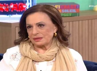 Χάρις Αλεξίου: Η επική απάντηση που έδωσε σε Γάλλο γιατρό όταν “έχασε” τη φωνή της (video)