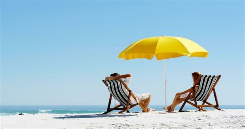 Η Ελλάδα τίγκα στους τουρίστες, αλλά ένας στους δύο Έλληνες δεν αντέχει ούτε μία εβδομάδα διακοπές τον χρόνο