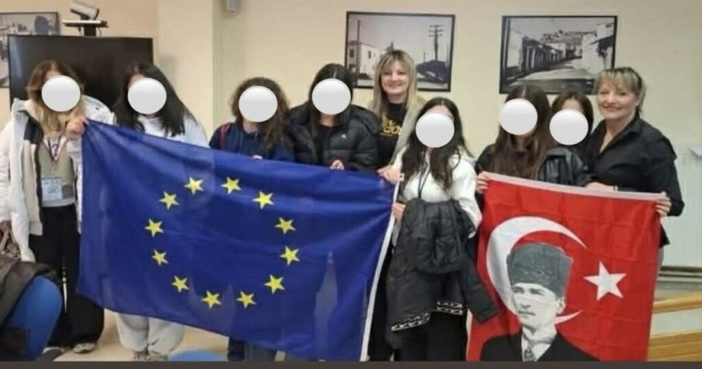 Σοκ έχει προκαλέσει η φωτογράφιση αντιδημάρχου στην Ελασσόνα με σημαία του Κεμάλ Ατατούρκ! Τι έγινε;