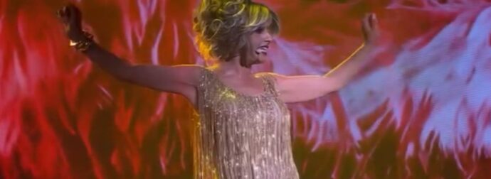 Έλενα Παπαρίζου: Επέστρεψε στη σκηνή μετά από τη περιπέτεια με την υγεία της (Βίντεο)