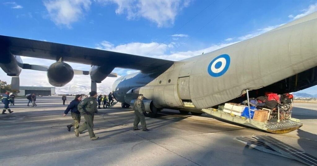 Ελευσίνα: Μόλις προσγειώθηκε το C-130 με 91 Έλληνες που είχαν εγκλωβιστεί στο Άμπου Ντάμπι