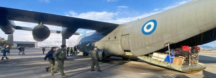 Ελευσίνα: Μόλις προσγειώθηκε το C-130 με 91 Έλληνες που είχαν εγκλωβιστεί στο Άμπου Ντάμπι