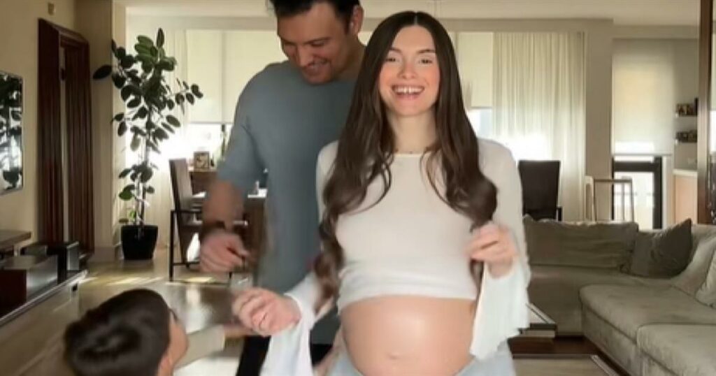 Ιωάννα Σιαμπάνη: Χορεύει με τον γιο της και τον Τζίμη Σταθοκωστόπουλο στον 7ο μήνα της εγκυμοσύνης της (Βίντεο)