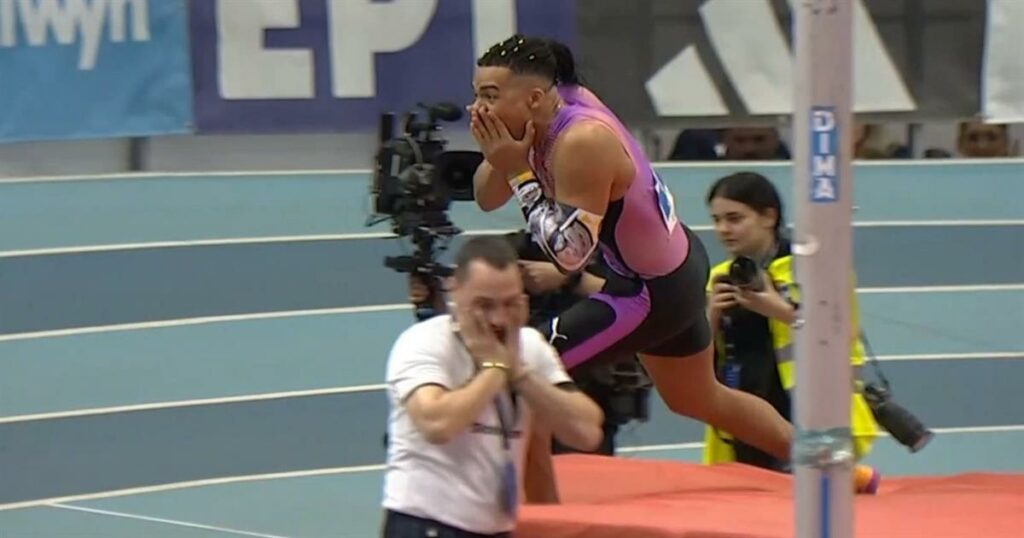 ΕΚΤΑΚΤΟ: Γράφει ιστορία ο Ιπτάμενος Καραλής – «Πέταξε» για πρώτη φορά στα 6,17μ. (video)