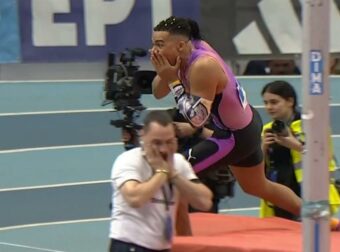 ΕΚΤΑΚΤΟ: Γράφει ιστορία ο Ιπτάμενος Καραλής – «Πέταξε» για πρώτη φορά στα 6,17μ. (video)