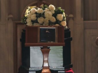 Κηδεία Μαρινέλλας: Σοκαριστική η εικόνα της μέσα στο φέρετρο με κόκκινο φουλάρι – «Ήταν μια κούκλα»###