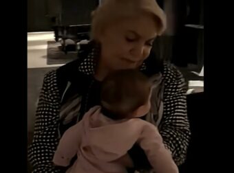 Μαρινέλλα: Το σπάνιο βίντεο όπου νανουρίζει στην αγκαλιά της την κόρη πασίγνωστης τραγουδίστριας