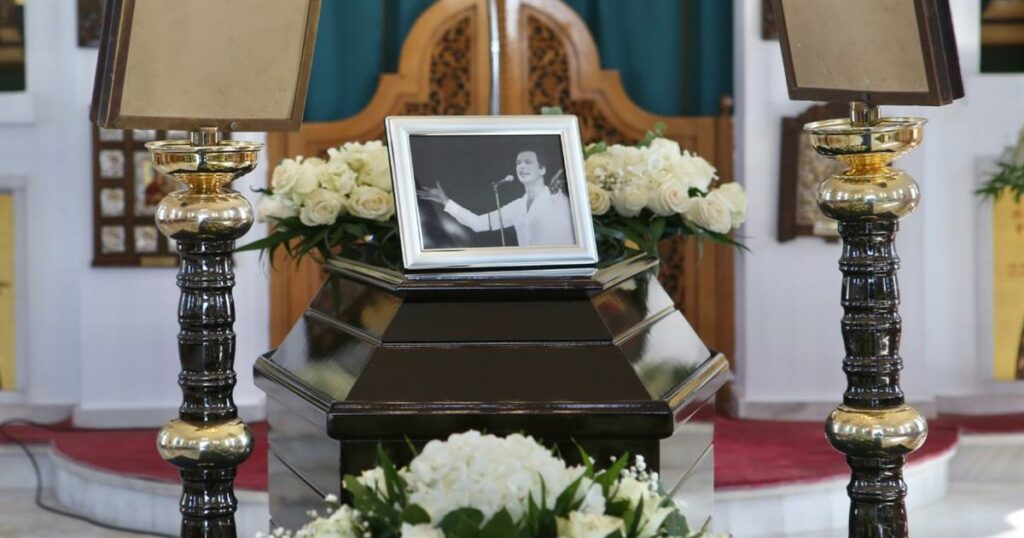 Γιώργος Μαρίνος: Σε κλίμα συγκίνησης η κηδεία του – «Τσακίζει» κόκαλα το στεφάνι της Παγιατάκη###