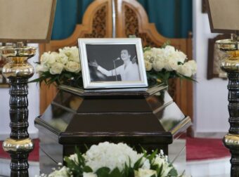 Γιώργος Μαρίνος: Σε κλίμα συγκίνησης η κηδεία του – «Τσακίζει» κόκαλα το στεφάνι της Παγιατάκη###