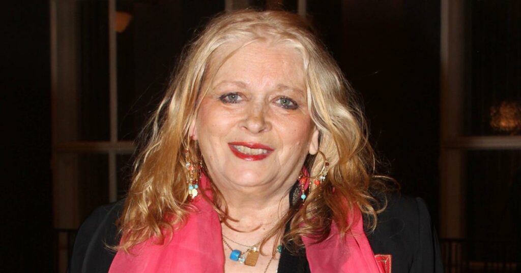 Νόρα Βαλσάμη: Σπάνια εμφάνισή της – Αδυνατισμένη και φανερά καταβεβλημένη στα 78 της