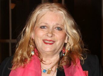 Νόρα Βαλσάμη: Σπάνια εμφάνισή της – Αδυνατισμένη και φανερά καταβεβλημένη στα 78 της