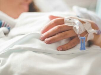 Δύο αδελφές με μηνιγγιτιδόκοκκο στην Κρήτη: Σε κρίσιμη κατάσταση μία 26χρονη – Ποια τα συμπτώματα της νόσου