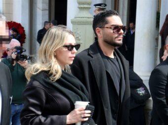 Γιατί όλοι κpάζουν την Γαρυφαλλιά Καληφώνη: Πώς εμφανίστηκε και τι κρατούσε στην κηδεία της Μαρινέλλας