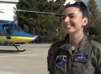 «Ο ουρανός δεν ανήκει σε κανένα φύλο» λέει η πιλότος της Πολεμικής Αεροπορίας, Ευαγγελία Καφαντόγια – Κριεμπάρδη