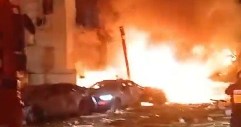 Η στιγμή που ο ιρανικός πύραυλος πέφτει στο κέντρο του Τελ Αβίβ (video)