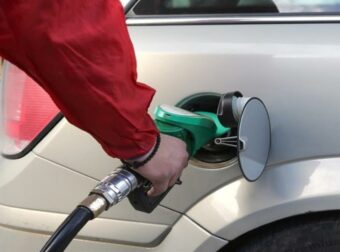 Ουρές από το πρωί στα βενζινάδικα λόγω φόβου ανατιμήσεων – «Εξαντλείται η αμόλυβδη» λέει η Ένωση Βενζινοπωλών