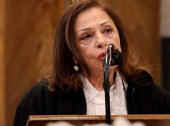 Κηδεία Μαρινέλλας: Σπάραξε η Χαρούλα Αλεξίου στον επικήδειο – «Έκλεισες τα μάτια σου και δεν μας ξανατραγούδησες»