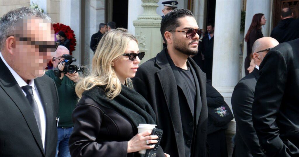 Κηδεία Μαρινέλλας: Ο Μάστορας χέρι – χέρι με την Καληφώνη στο τελευταίο «αντίο» (Φωτογραφίες)