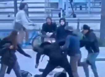 Σοκαριστικός ξυλοδαρμός νεαρού γιατί υπερασπίστηκε μια κοπέλα – Τον άφησαν αναίσθητο (video)