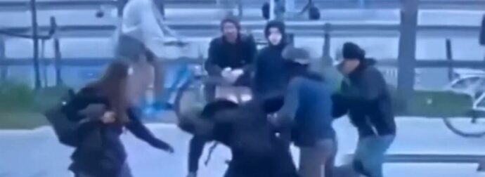 Σοκαριστικός ξυλοδαρμός νεαρού γιατί υπερασπίστηκε μια κοπέλα – Τον άφησαν αναίσθητο (video)