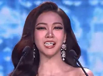 Σάλος στα καλλιστεία Μις Ταϊλάνδη 2026: Έπεσαν τα ψεύτικα δόντια υποψήφιας ενώ βρισκόταν στη σκηνή