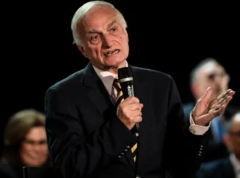 Μανώλης Μαυρομμάτης: Εξιτήριο από το κέντρο αποκατάστασης – Στο πλευρό του ο γιος του μετά την απώλεια της συζύγου του