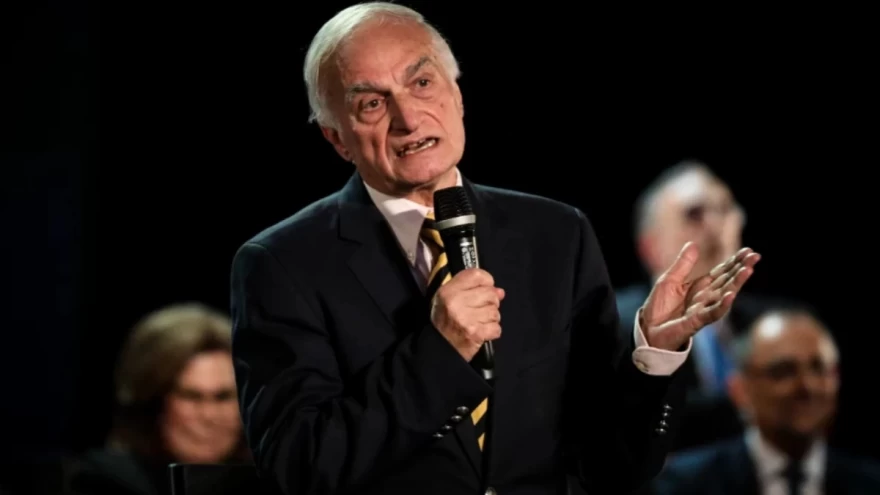 Μανώλης Μαυρομμάτης: Εξιτήριο από το κέντρο αποκατάστασης – Στο πλευρό του ο γιος του μετά την απώλεια της συζύγου του