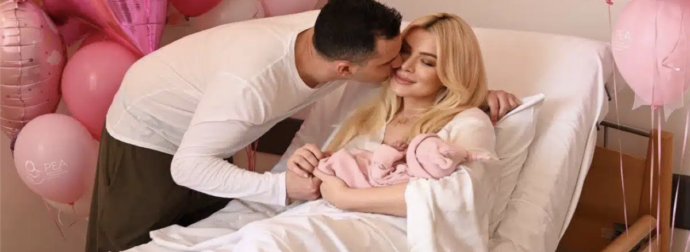 Κατερίνα Καινούργιου: Οι πρώτες φωτογραφίες με το μωρό και τον Παναγιώτη Κουτσουμπή – «Χάνομαι σε δάκρυα χαράς»