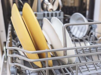 Αυτά είναι τα σκεύη που δεν πρέπει να μπαίνουν στο πλυντήριο πιάτων