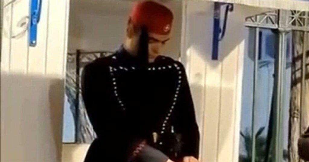 Η μοναδική φορά που οι Εύζωνες κατεβάζουν το κεφάλι είναι στον Επιτάφιο – Δείτε ένα ανεπανάληπτο βίντεο