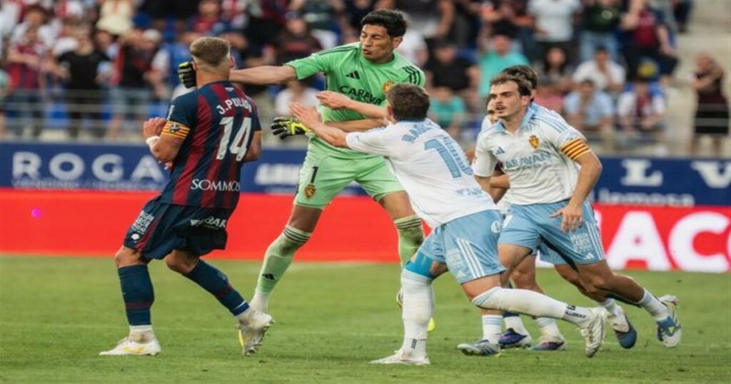 Τερματοφύλακας της Σαραγόσα δίνει μπουνιά σαν να ήταν σε ρινγκ – Νευρίασε επειδή έφαγε κόκκινη κάρτα (video)