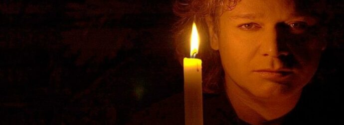 Ποιος είναι ο Πέτρος Γαϊτάνος: Το «αγκάθι» της ομοφυλοφιλίας και οι 44 δίσκοι με ύμνους – Η άνοδος, η πτώση και η ανατρεπτική πορεία της ζωή του!