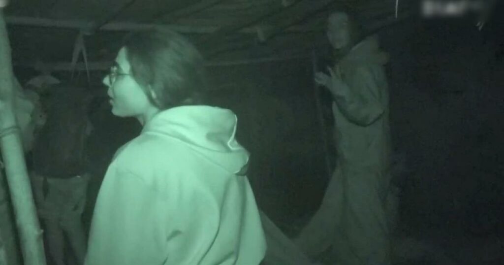 Survivor: Χαμός στην καλύβα των Κόκκινων – Διώχνουν τη Μαντίσα από εκεί που κοιμάται και δεν της δίνουν φαγητό