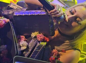 Κυριολεκτικά έθαψαν τραγουδίστρια με λουλούδια: Δεν έχετε ξαναδεί κάτι τέτοιο (Βίντεο)