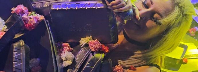 Κυριολεκτικά έθαψαν τραγουδίστρια με λουλούδια: Δεν έχετε ξαναδεί κάτι τέτοιο (Βίντεο)