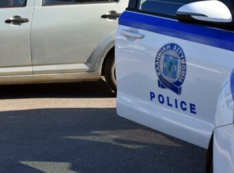 Σάλος με σύλληψη εγγονής πρώην υπουργού στο Σύνταγμα – Τα ναρκωτικά και η έρευνα