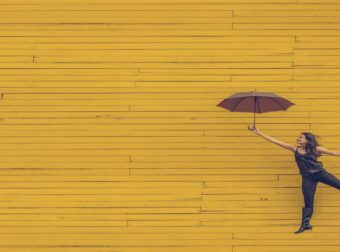 CNBC: Δέκα επαγγέλματα που οι γυναίκες υπερτερούν έναντι των ανδρών