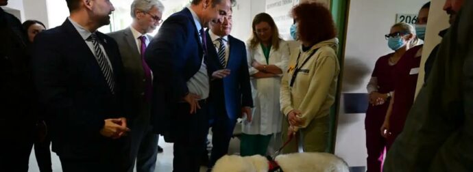 Κυριάκος Μητσοτάκης: Η γνωριμία του πρωθυπουργού με σκύλο θεραπείας στο νοσοκομείο «Μεταξά»